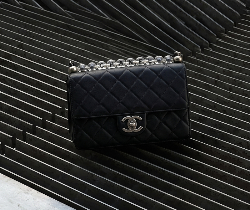 Numéro de série Chanel : où le trouver et comment le lire selon les époques
