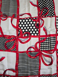 Foulard Carré Christian Dior Vintage en Soie – Motif Carreaux et Pois Noir & Blanc avec Rubans Rouges