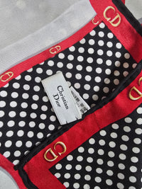 Foulard Carré Christian Dior Vintage en Soie – Motif Carreaux et Pois Noir & Blanc avec Rubans Rouges