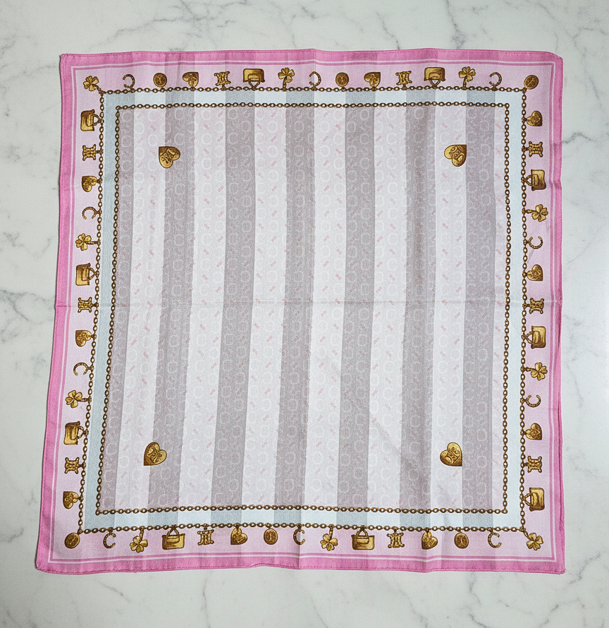 Foulard Bandana Céline Rose Vintage – Motif Triomphe &amp; Chaînes Dorées avec Charms