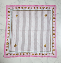 Foulard Bandana Céline Rose Vintage – Motif Triomphe &amp; Chaînes Dorées avec Charms