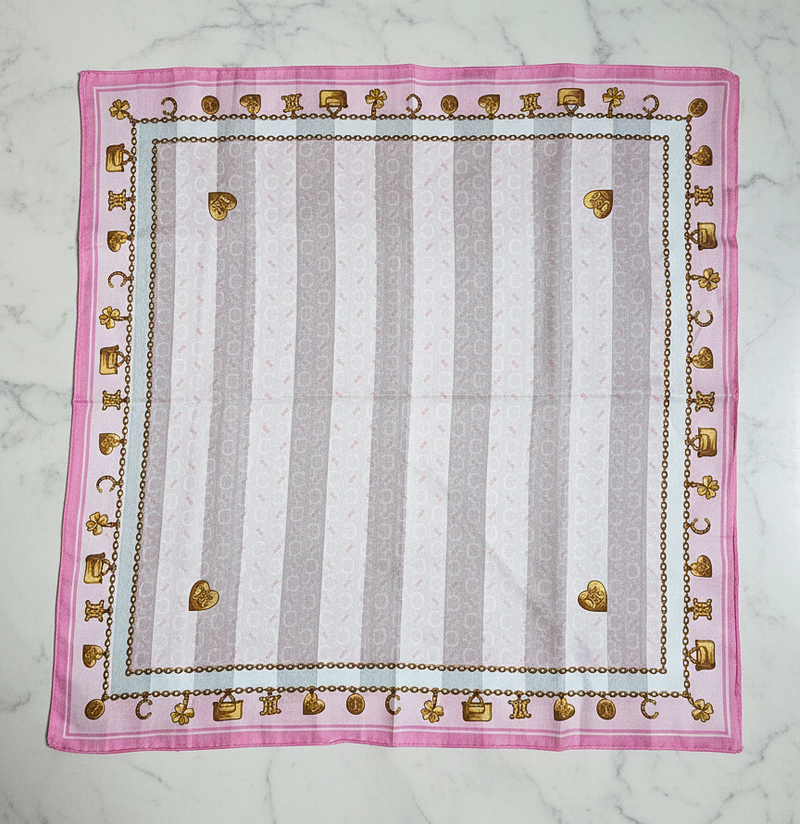 Foulard Bandana Céline Rose Vintage – Motif Triomphe & Chaînes Dorées avec Charms
