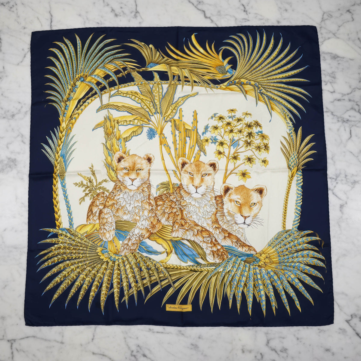 Foulard Salvatore Ferragamo Vintage en Soie Imprimé Fauve et Feuilles Tropicales