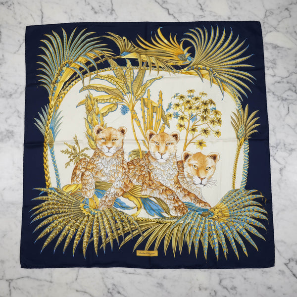 Foulard Salvatore Ferragamo Vintage en Soie Imprimé Fauve et Feuilles Tropicales