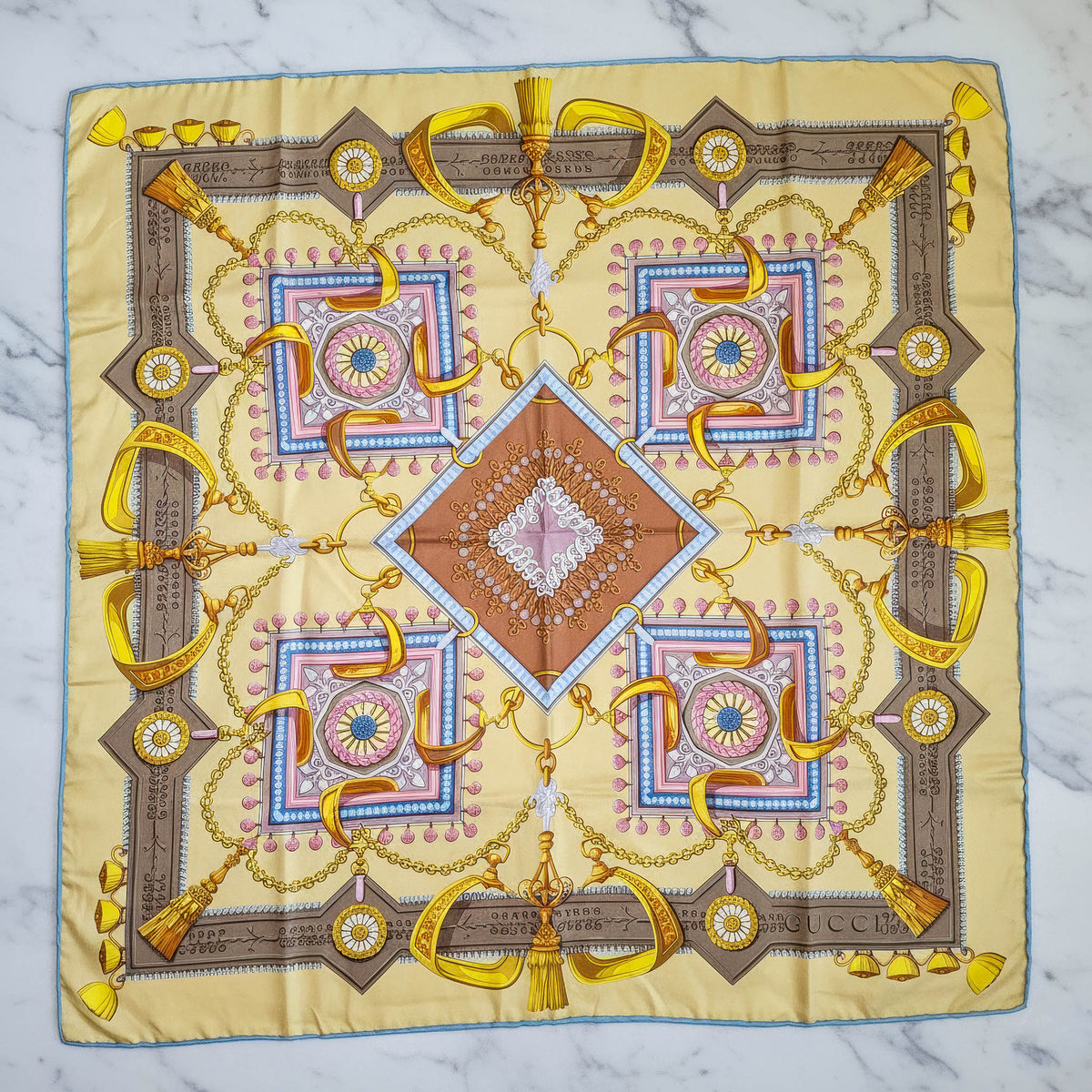Foulard Gucci vintage en soie – Motif baroque anneaux et pompons