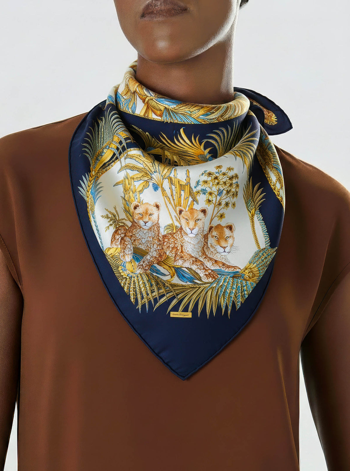 Foulard Salvatore Ferragamo Vintage en Soie Imprimé Fauve et Feuilles Tropicales