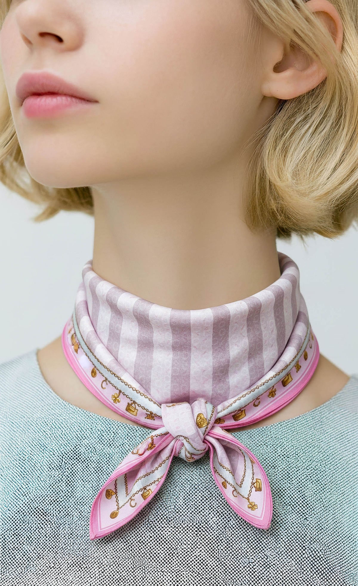 Foulard Bandana Céline Rose Vintage – Motif Triomphe &amp; Chaînes Dorées avec Charms