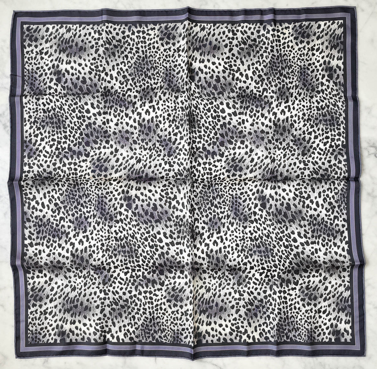 Foulard Yves Saint Laurent en Soie à Motif Léopard