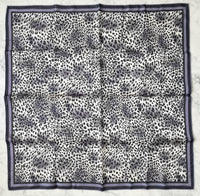 Foulard Yves Saint Laurent en Soie à Motif Léopard