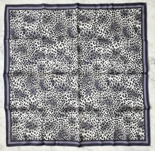 Foulard Yves Saint Laurent en Soie à Motif Léopard