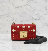 Sac Gucci Padlock en cuir rouge lisse, perles irisées et clous dorés