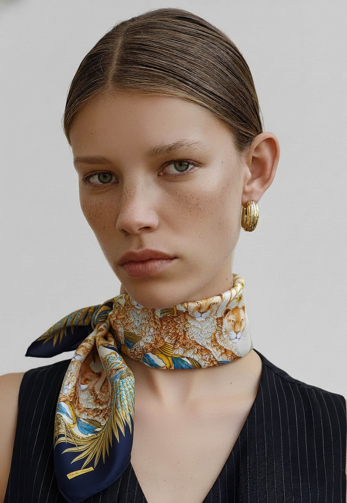 Foulard Salvatore Ferragamo Vintage en Soie Imprimé Fauve et Feuilles Tropicales