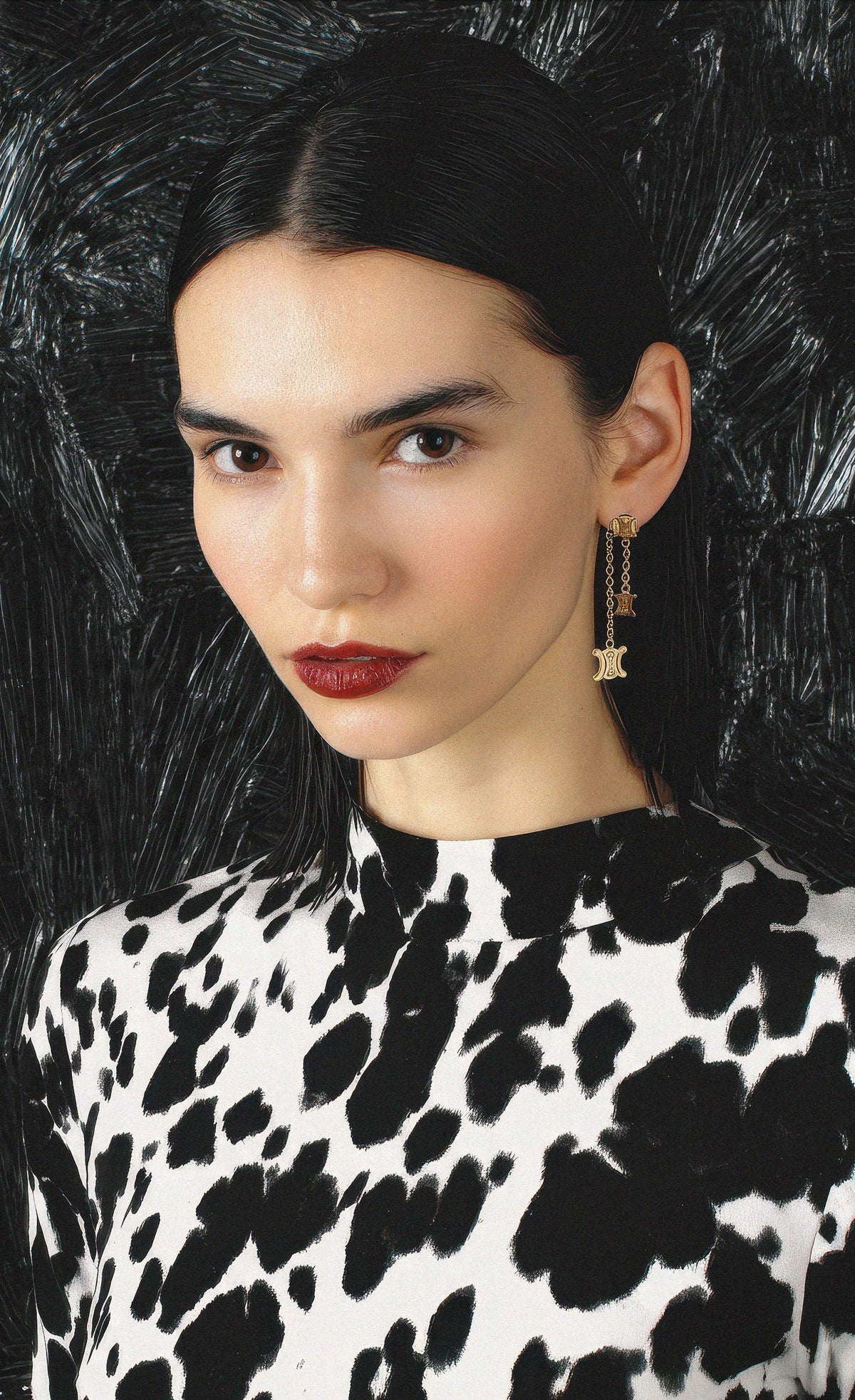 Boucles d’Oreilles Asymétriques Céline – Mini Logo Triomphe & Chaînette Jaseron