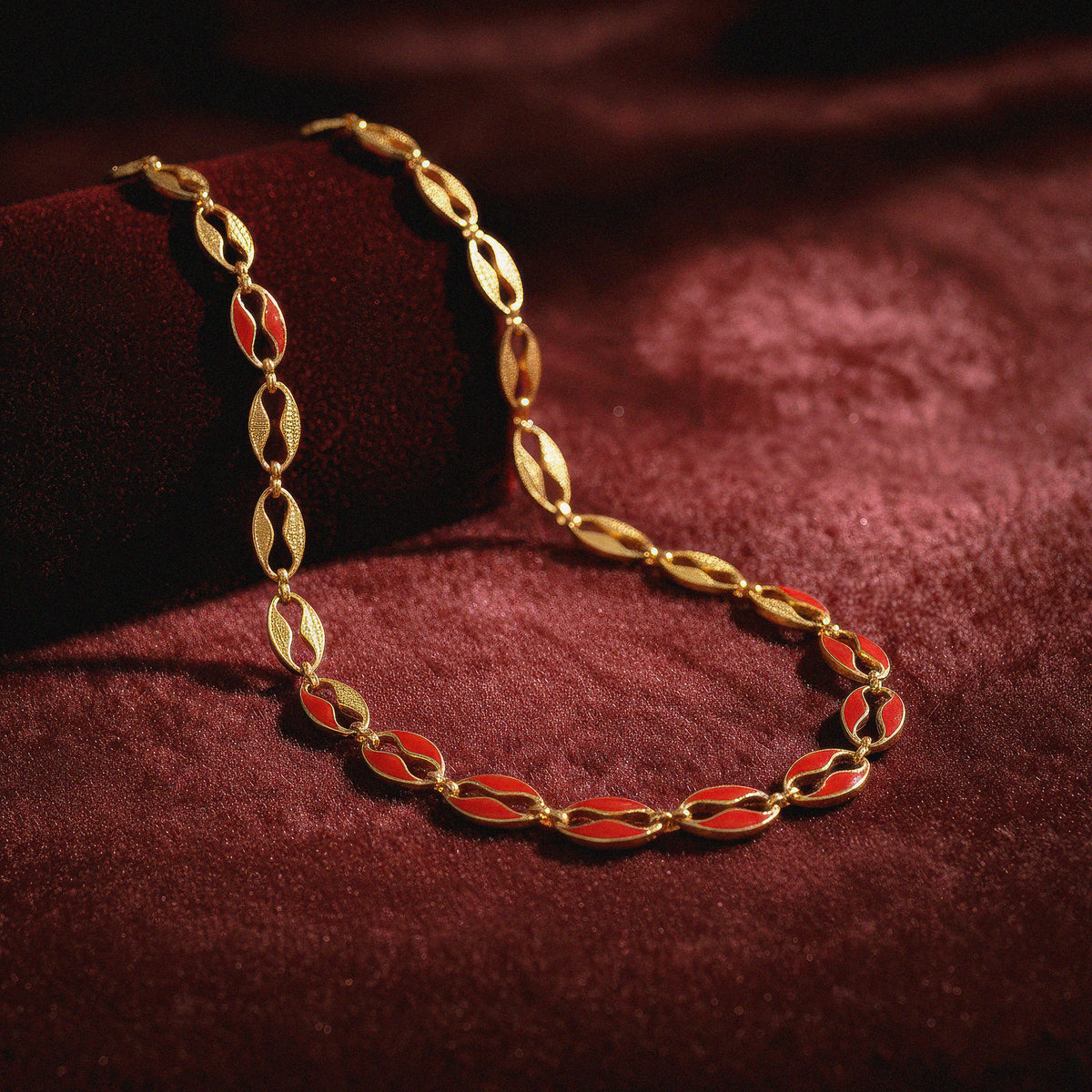 Collier Givenchy Vintage Grain de Café XL en Plaqué Or et Émail Rouge