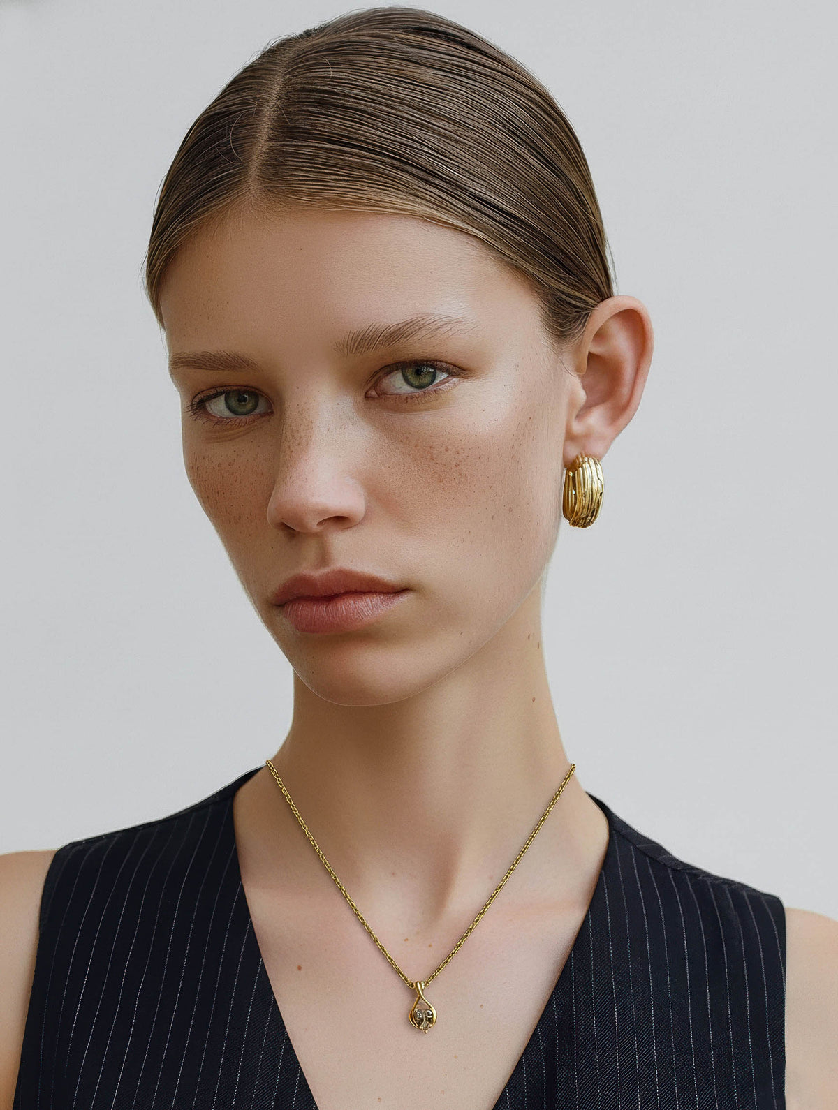 Collier Nina Ricci vintage plaqué or – Pendentif goutte avec strass et logo NR argenté