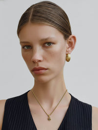 Collier Nina Ricci vintage plaqué or – Pendentif goutte avec strass et logo NR argenté