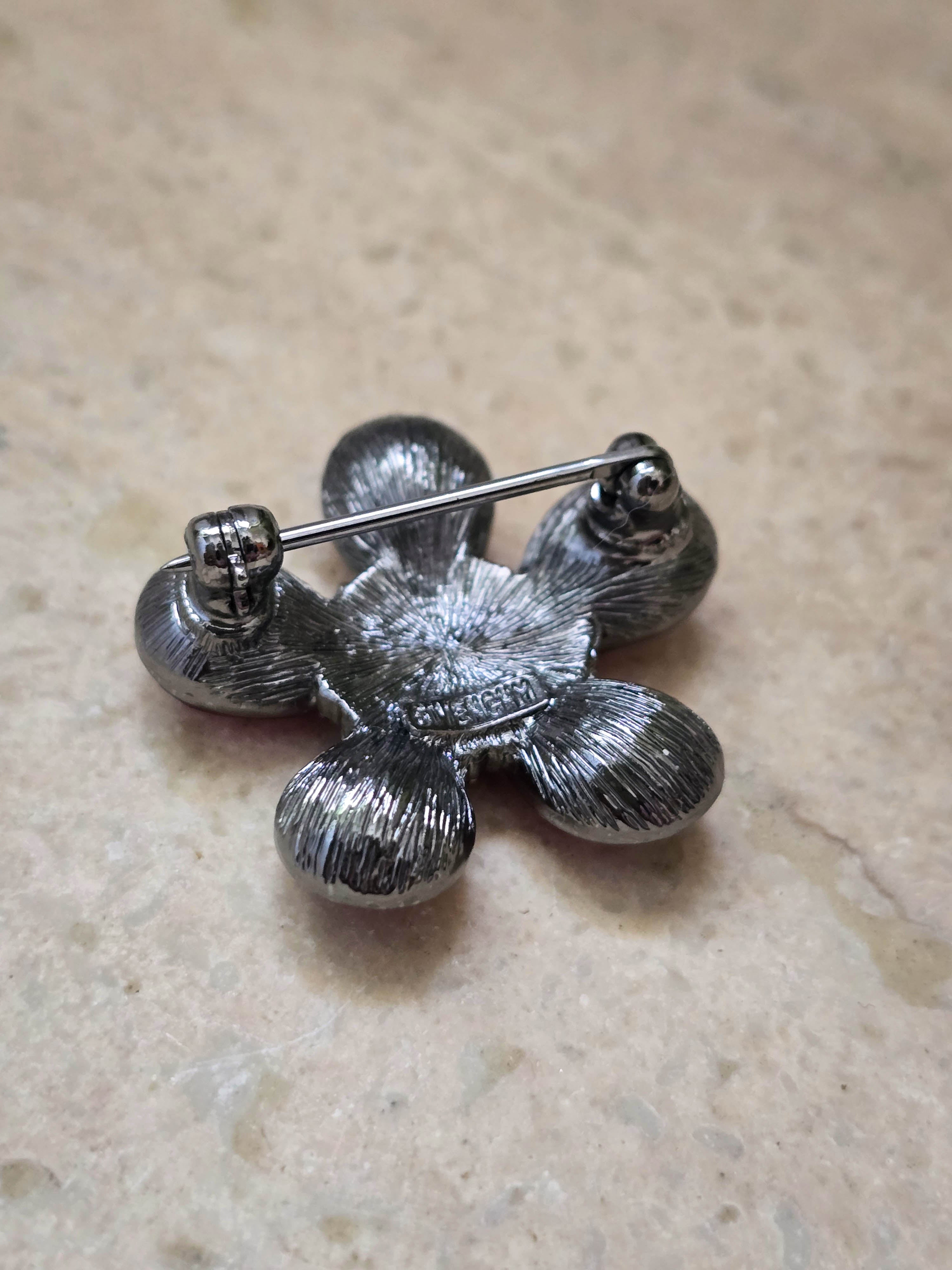 Givenchy ヴィンテージ 花形ブローチ Givenchy Vintage Mini Flower Brooch with Ruby Pink Crystals – Rarr