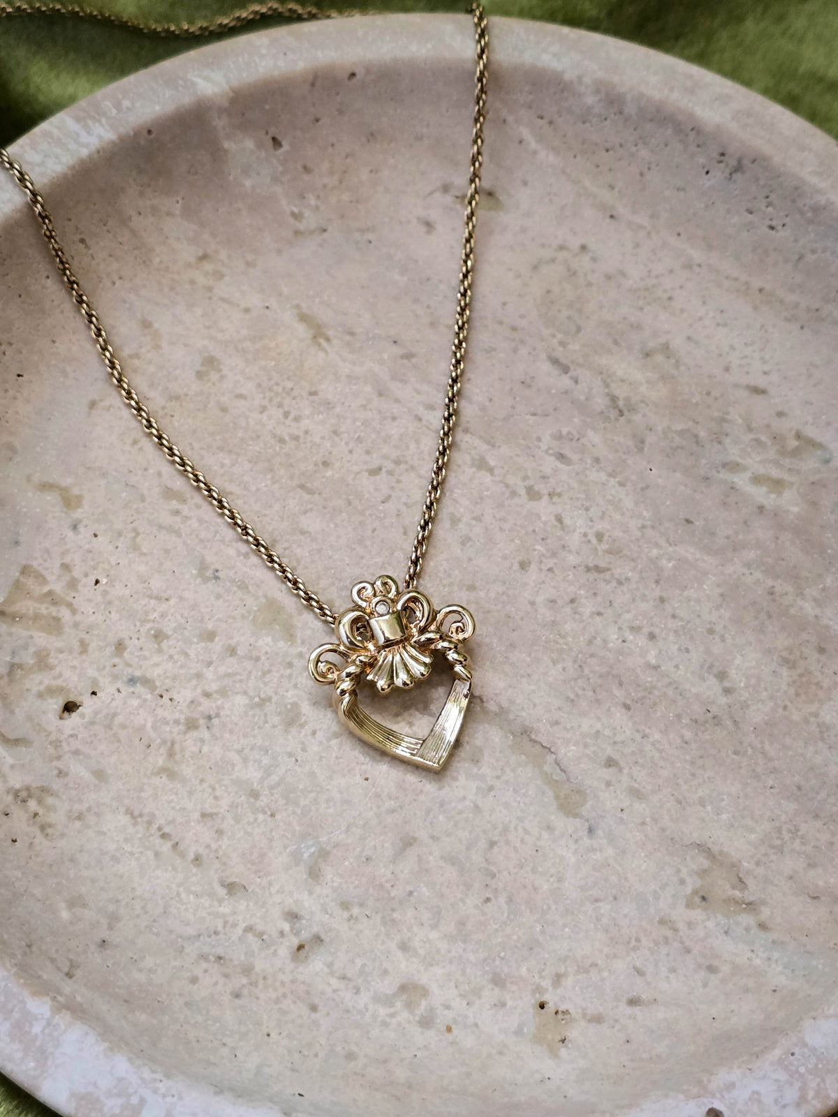 Dior Vintage Gold-Plated Heart Pendant Necklace – Elegant 1980s Design