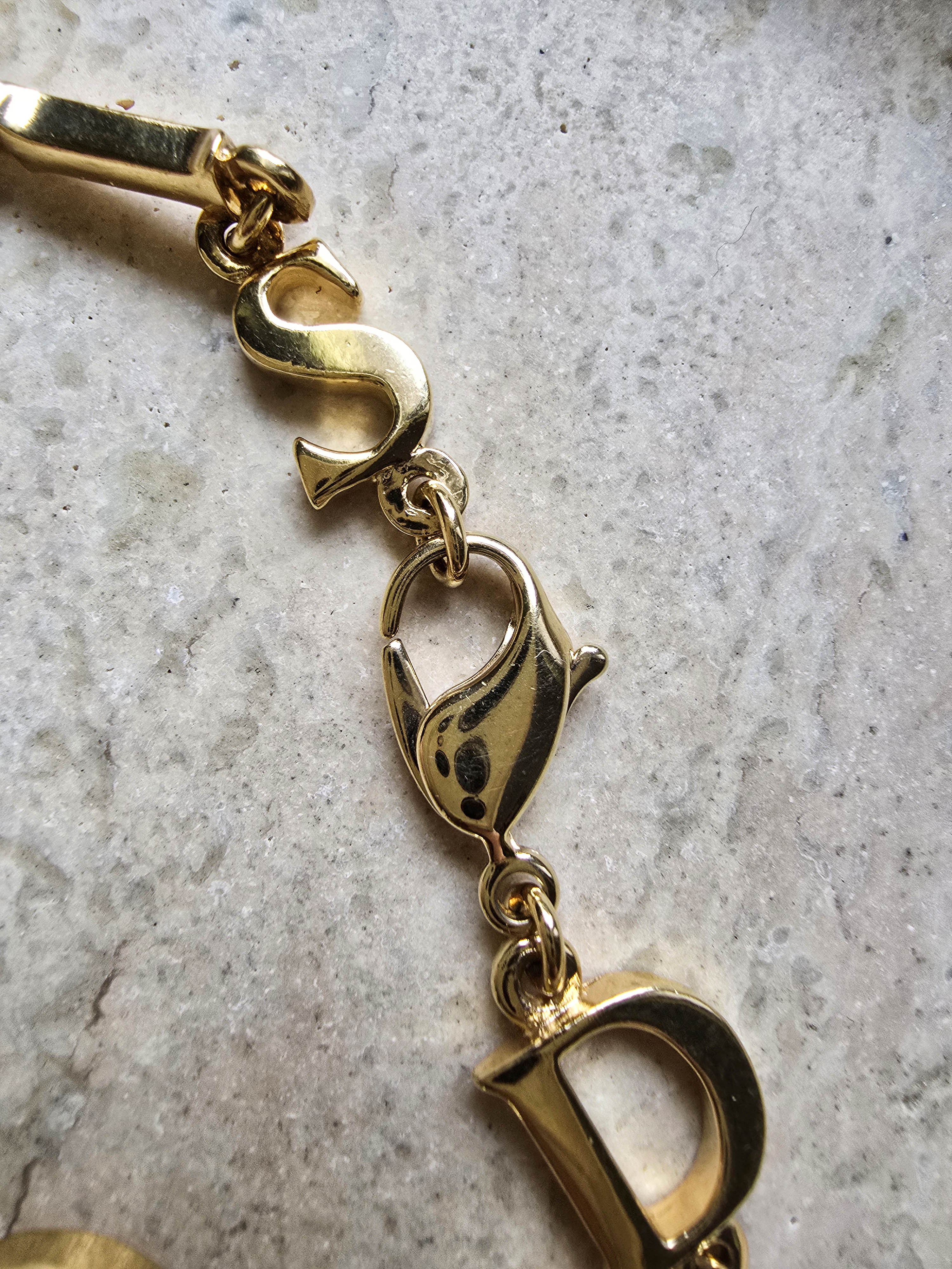 Dior ゴールド アルファベットブレスレット Dior Paris Gold-Tone Letter Bracelet – Rarr.vintage