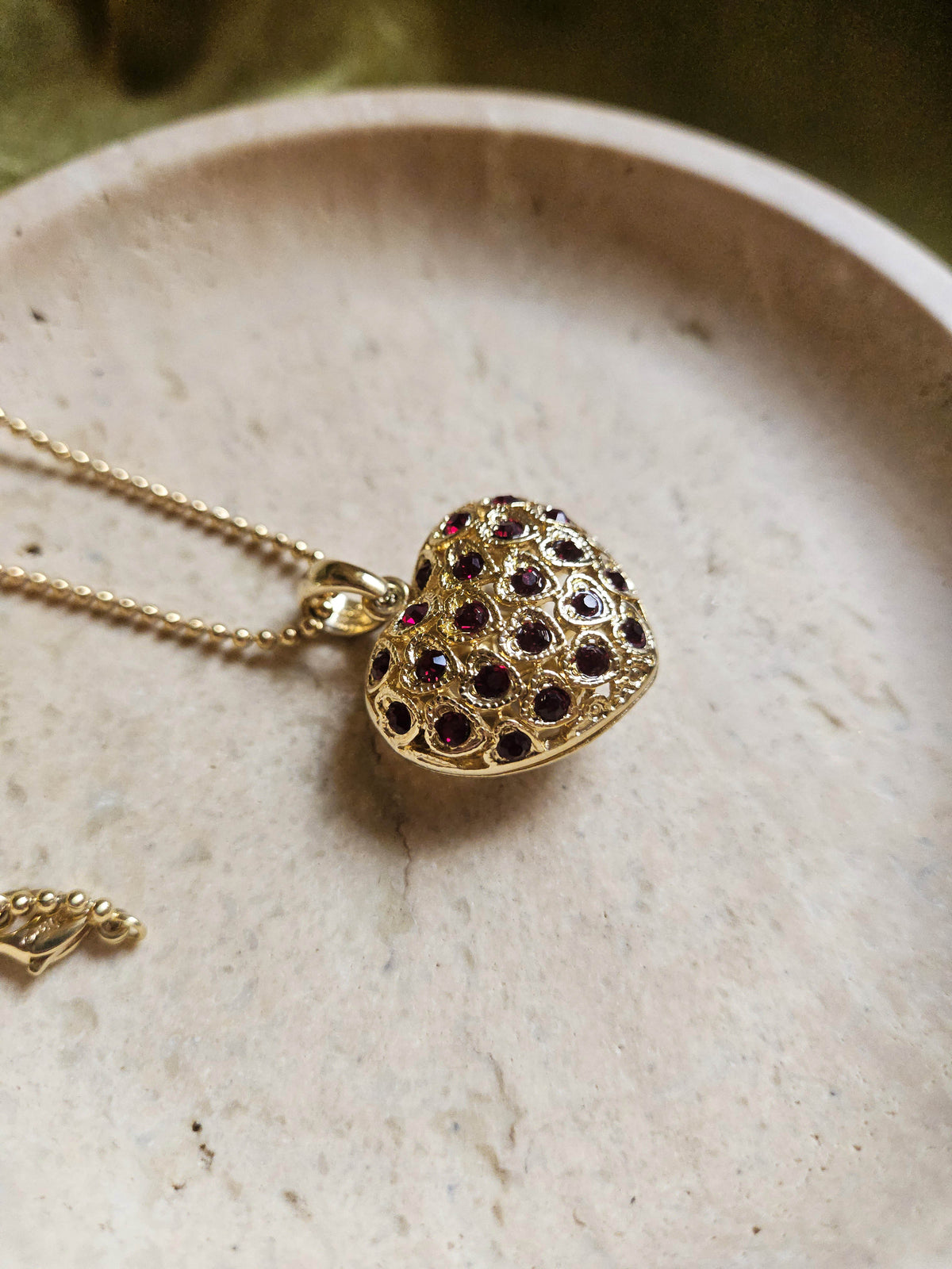 Collier Sautoir Dior Chaine à Bille Cœur Plaqué Or et Strass Rubis