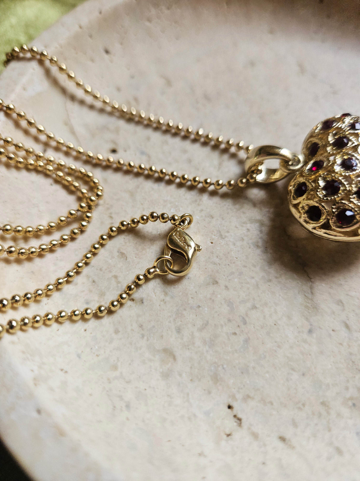 Collier Sautoir Dior Chaine à Bille Cœur Plaqué Or et Strass Rubis