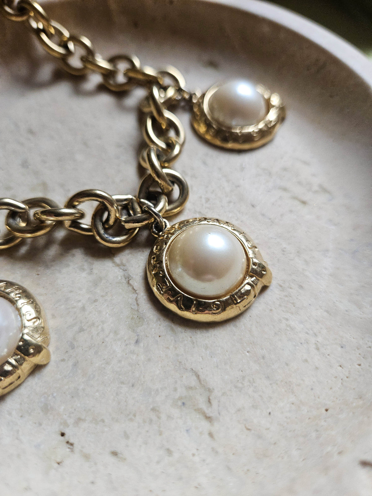 Collier Givenchy Vintage Chaîne à Gros Maillons et Perle Irisée