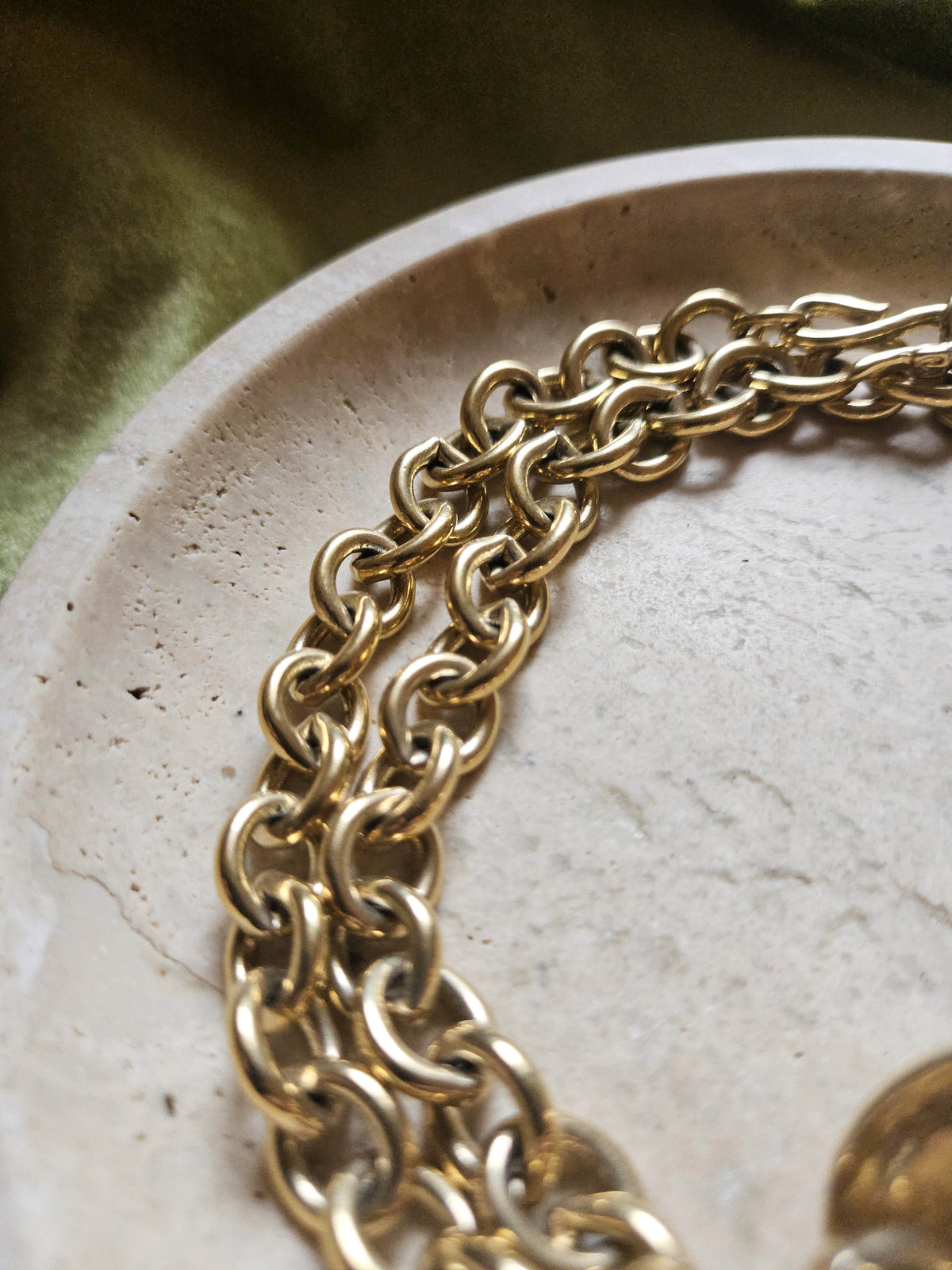 Collier Givenchy Vintage Chaîne à Gros Maillons et Perle Irisée