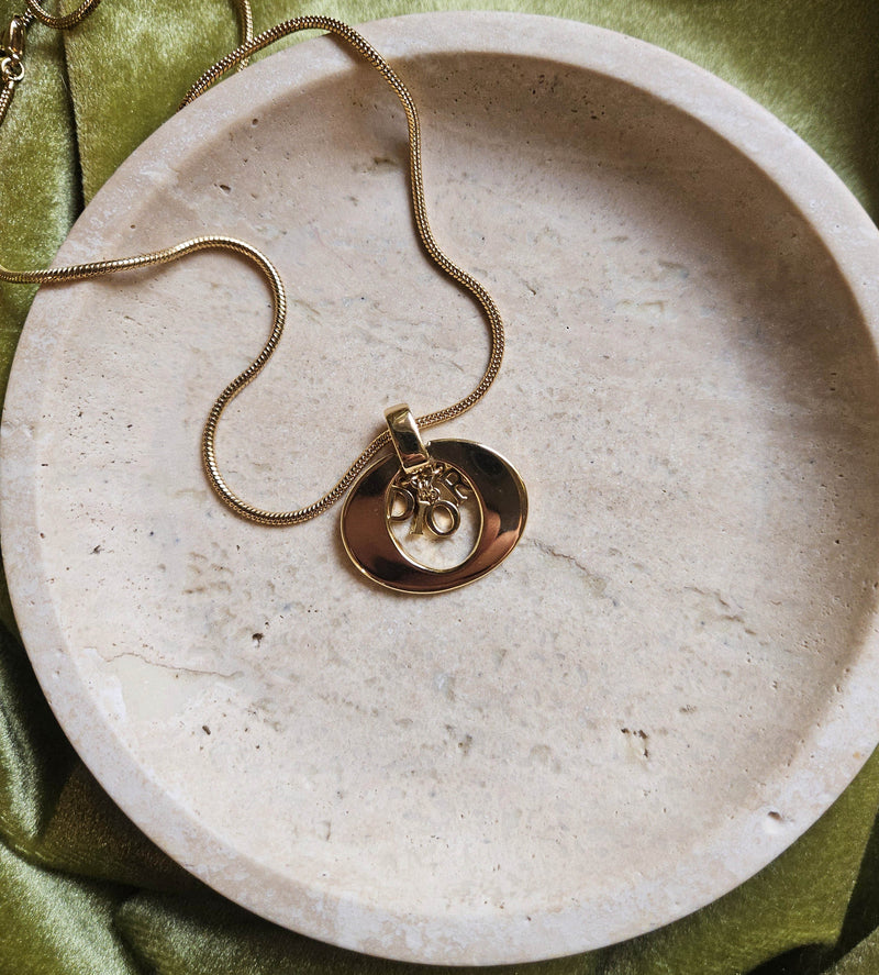 Collier Dior 2000 Vintage Minimaliste Plaqué Or avec Pendentif Anneau et Charms DIOR
