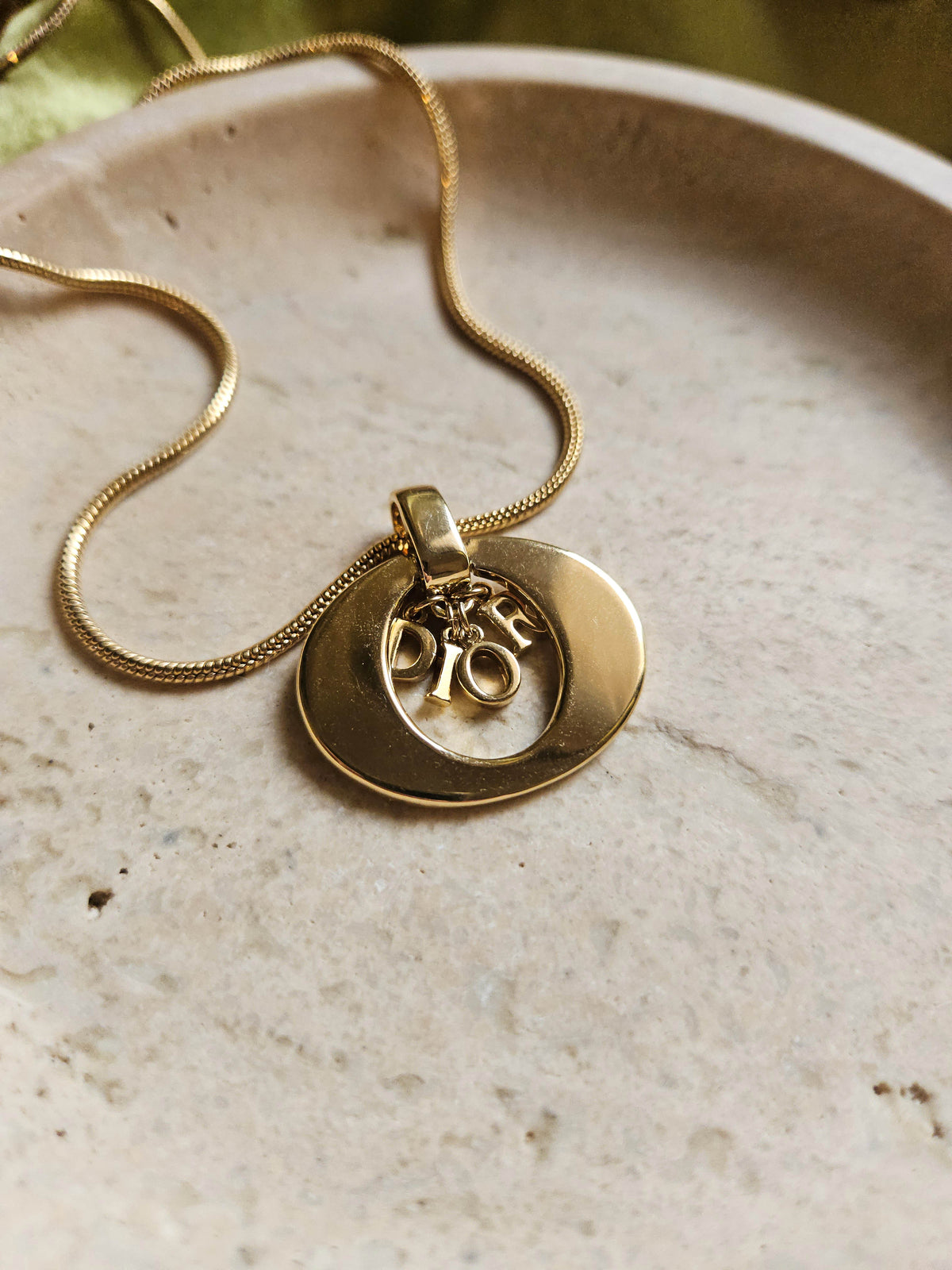 Collier Dior 2000 Vintage Minimaliste Plaqué Or avec Pendentif Anneau et Charms DIOR