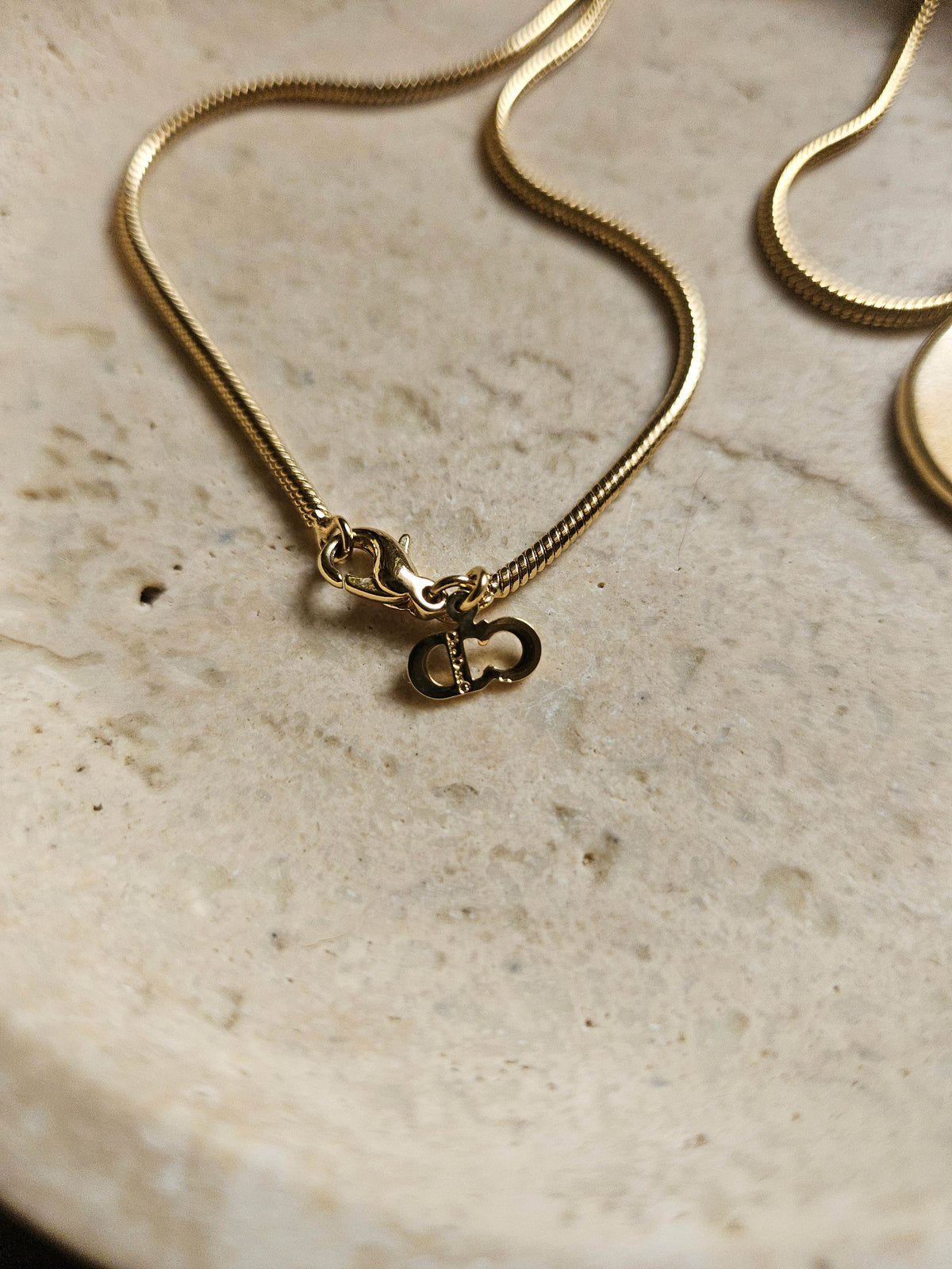 Collier Dior 2000 Vintage Minimaliste Plaqué Or avec Pendentif Anneau et Charms DIOR