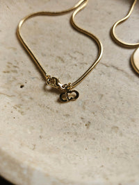 Collier Dior 2000 Vintage Minimaliste Plaqué Or avec Pendentif Anneau et Charms DIOR