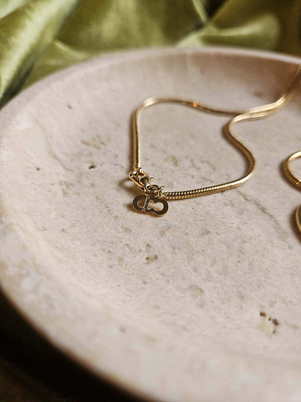 Collier Dior 2000 Vintage Minimaliste Plaqué Or avec Pendentif Anneau et Charms DIOR