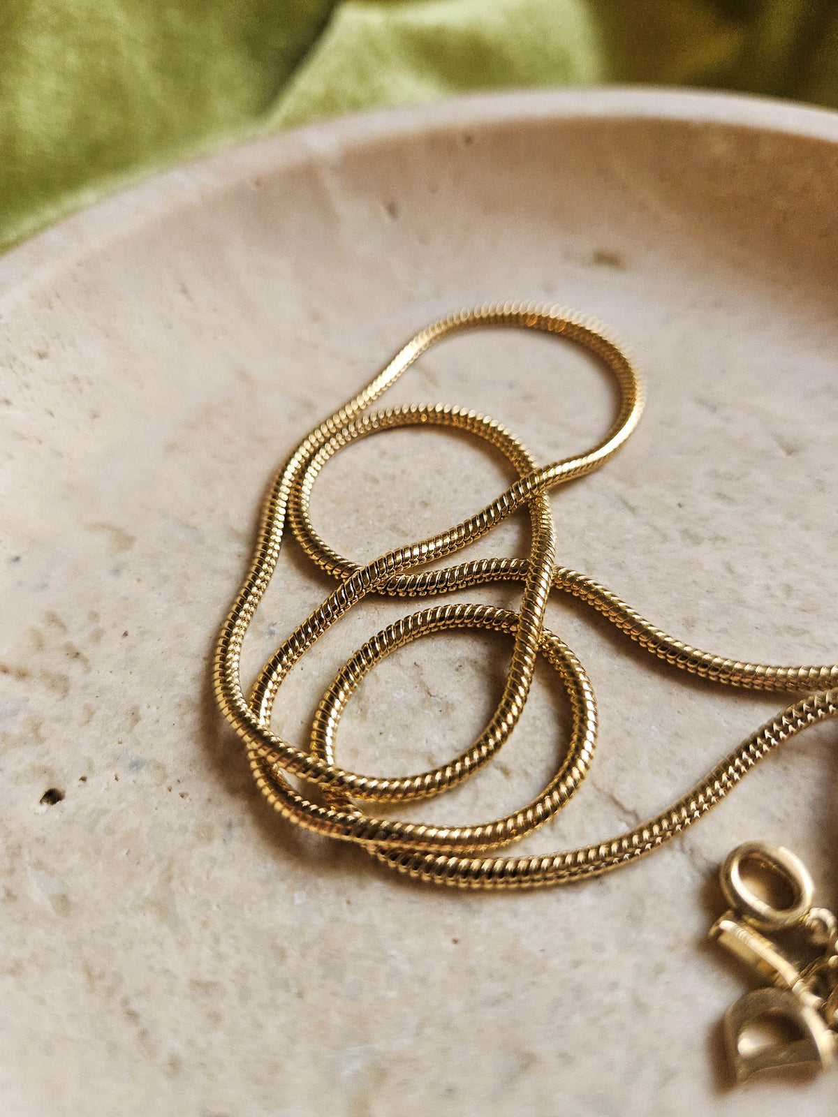 Collier Dior 2000 Vintage Minimaliste Plaqué Or avec Pendentif Anneau et Charms DIOR