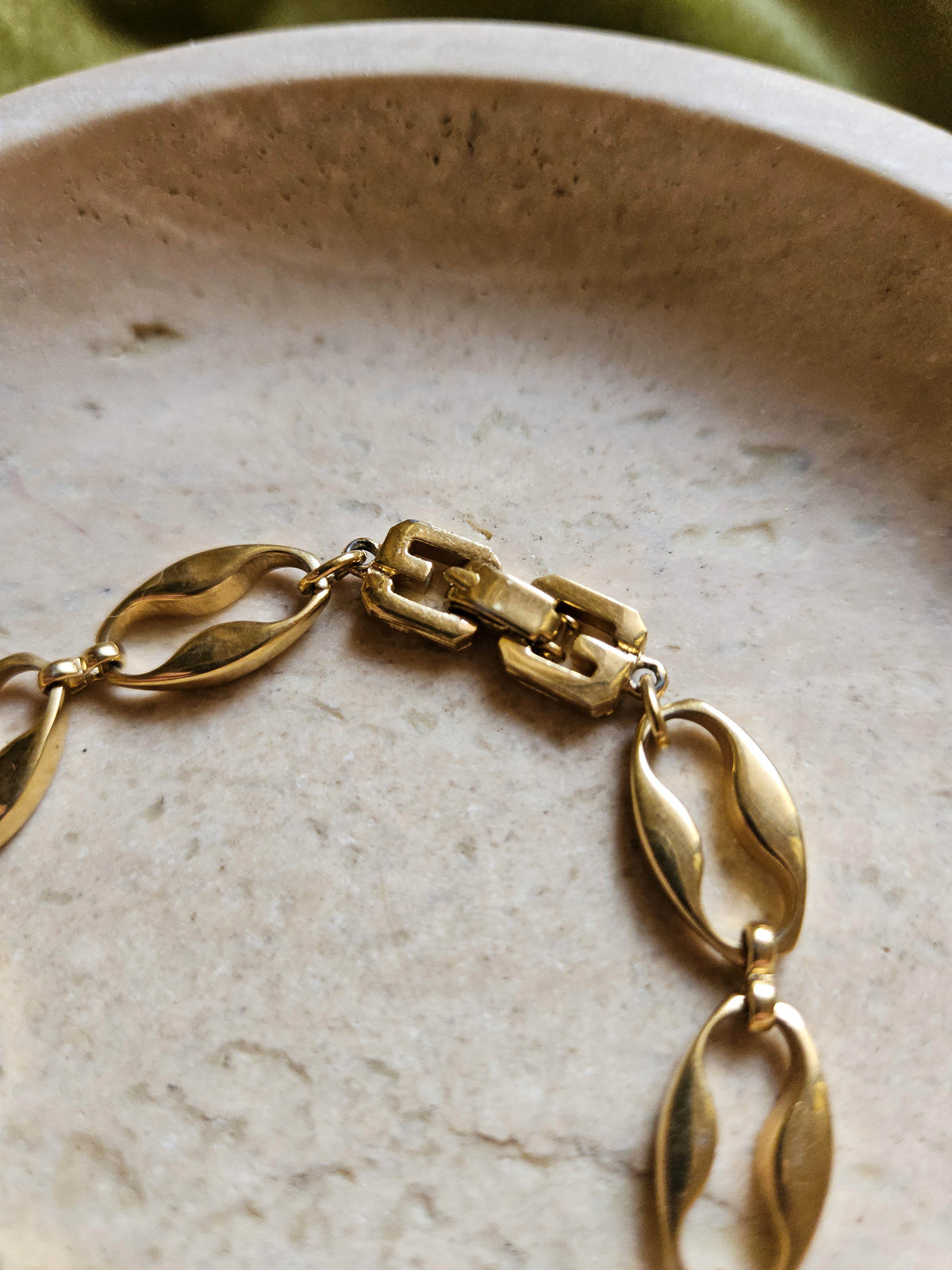 Bracelet Givenchy Vintage Grain de Café XL en Plaqué Or et Émail Rouge