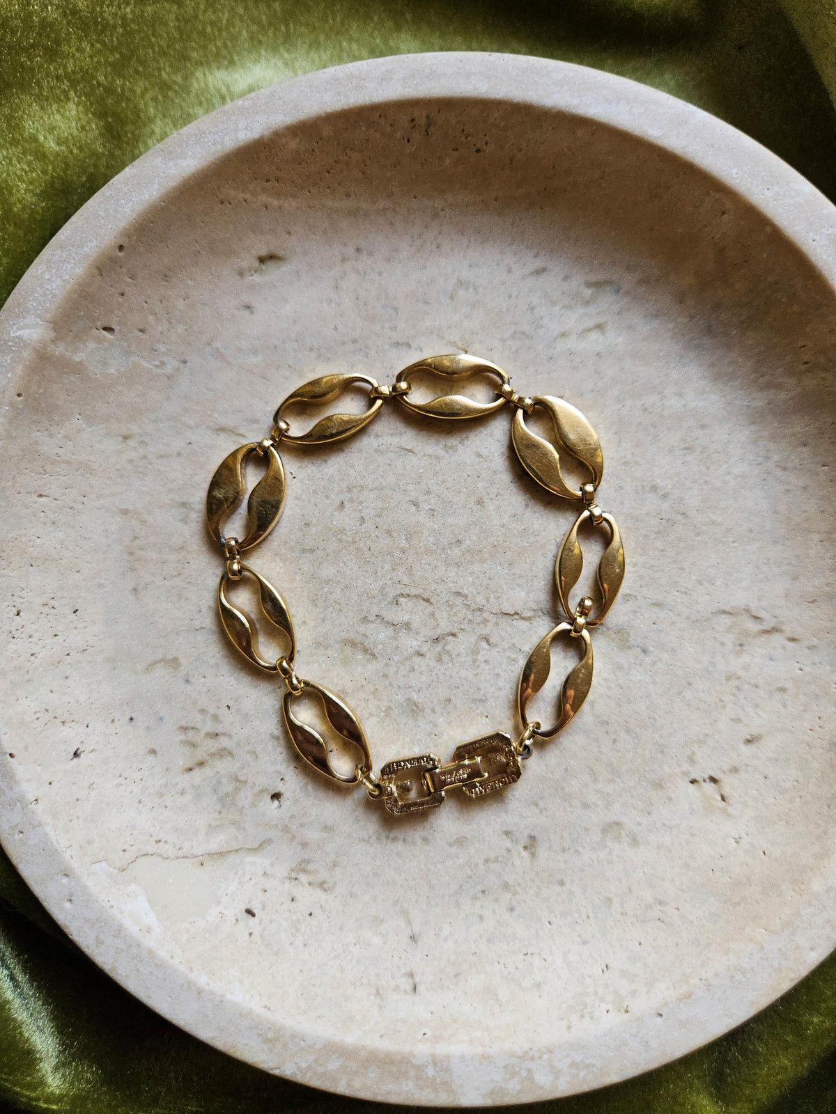 Bracelet Givenchy Vintage Grain de Café XL en Plaqué Or et Émail Rouge