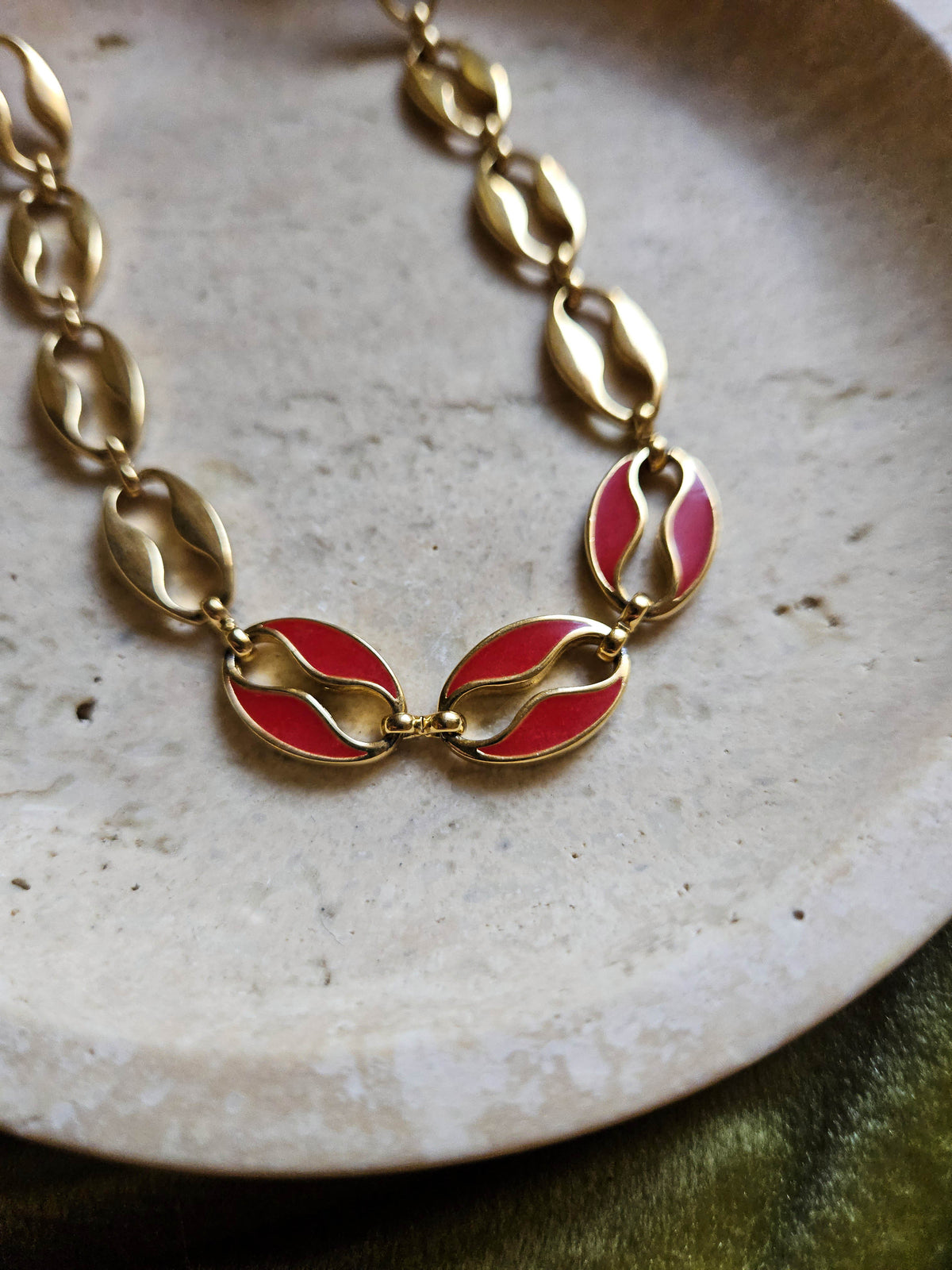 Collier Givenchy Vintage Grain de Café XL en Plaqué Or et Émail Rouge