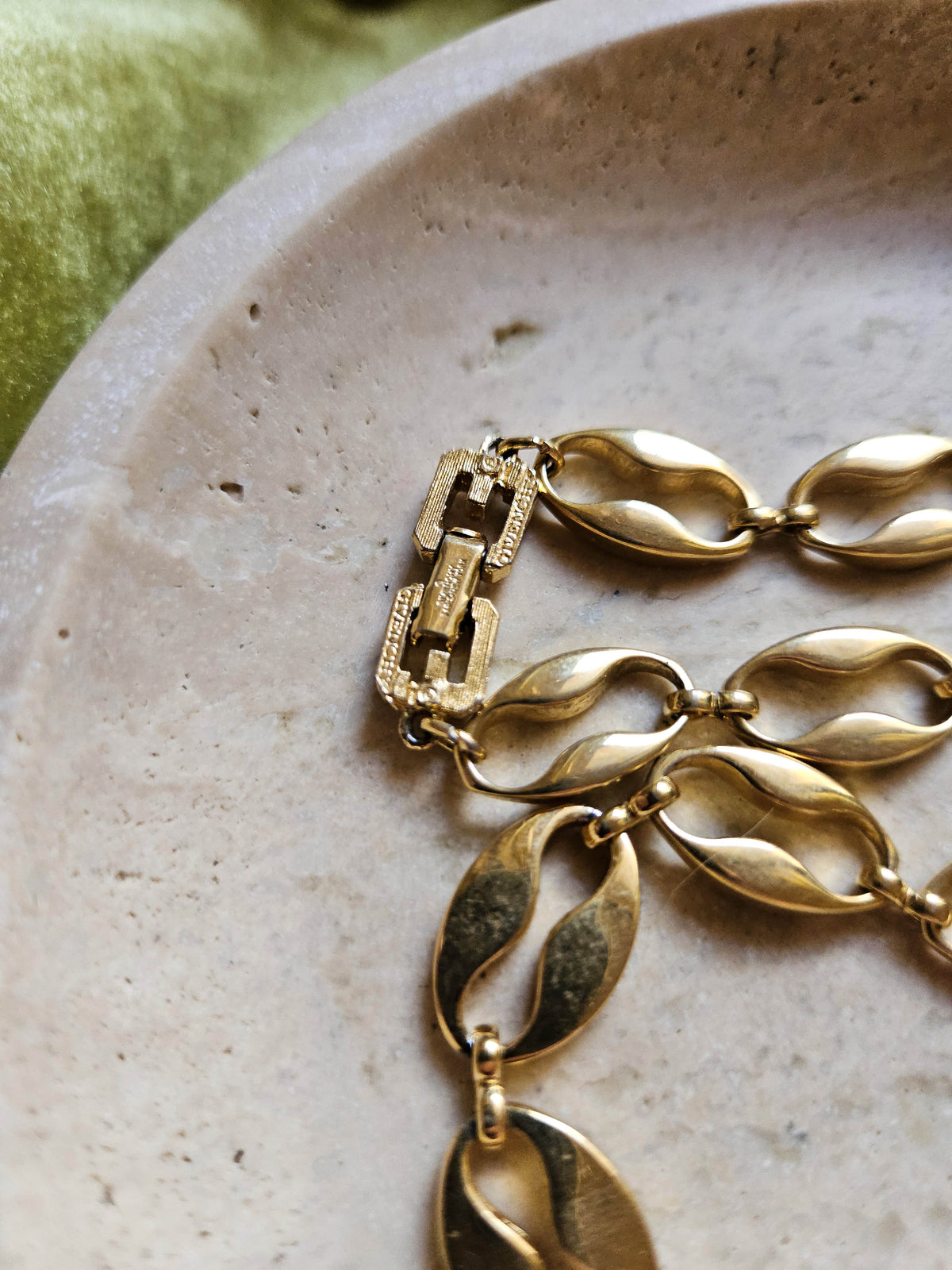 Collier Givenchy Vintage Grain de Café XL en Plaqué Or et Émail Rouge