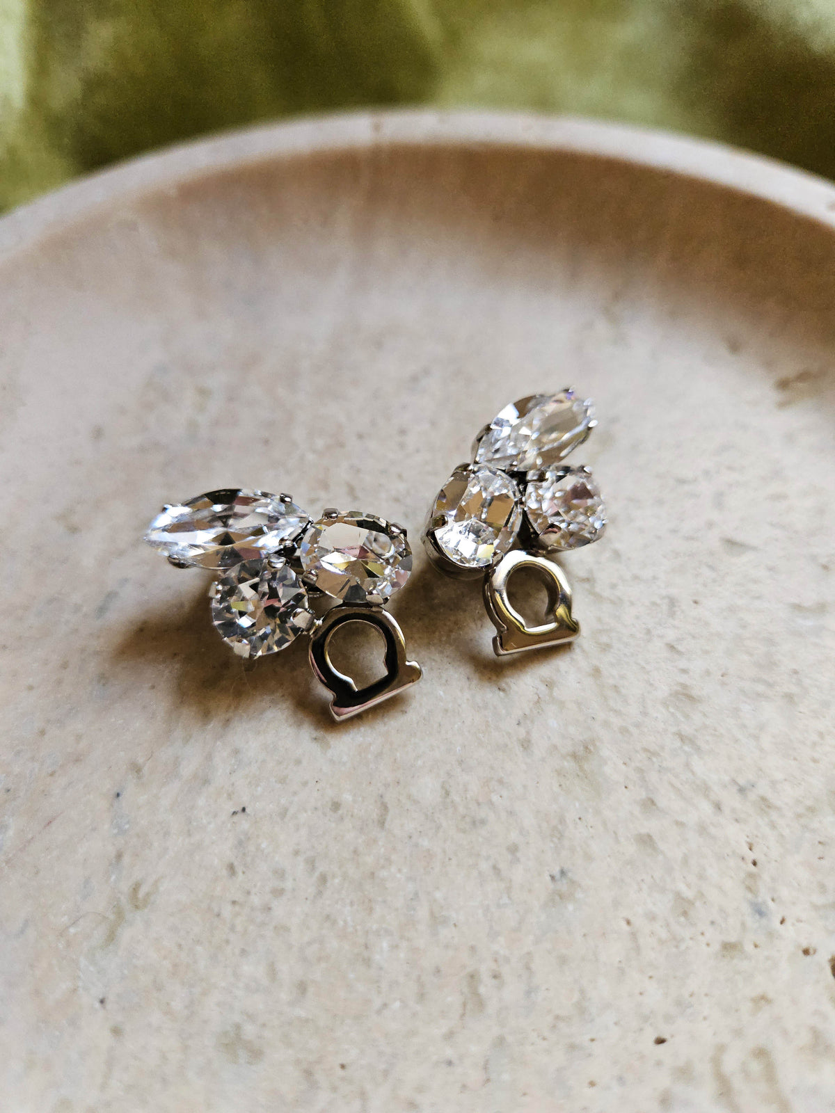 Boucles d’Oreilles Salvatore Ferragamo Gancini Argentées avec Strass Cristal