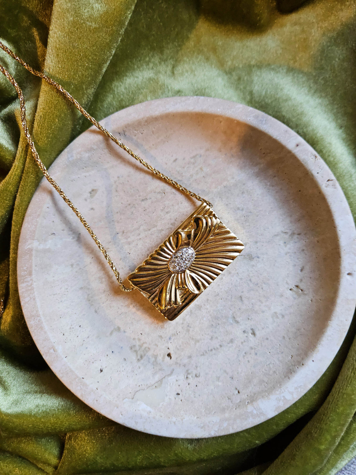 Collier Nina Ricci pendentif enveloppe & crystal transparent