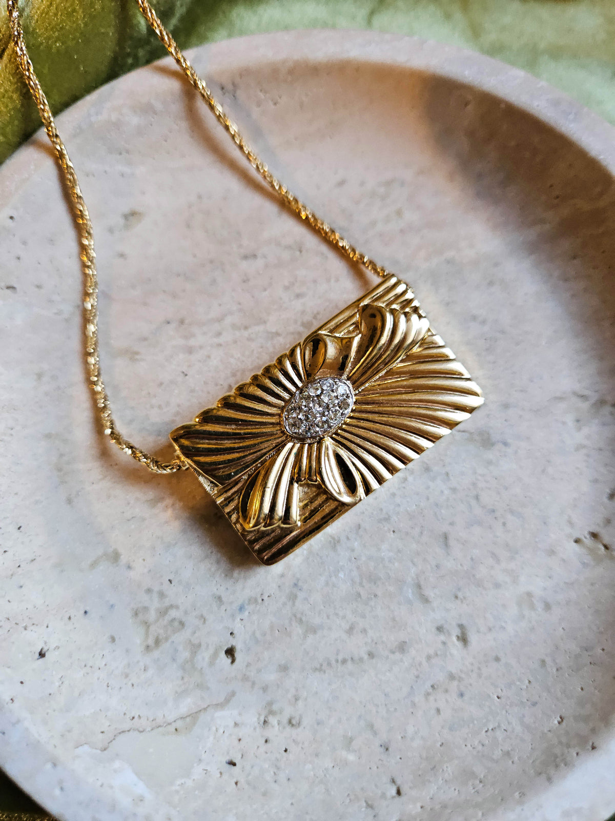 Collier Nina Ricci pendentif enveloppe & crystal transparent