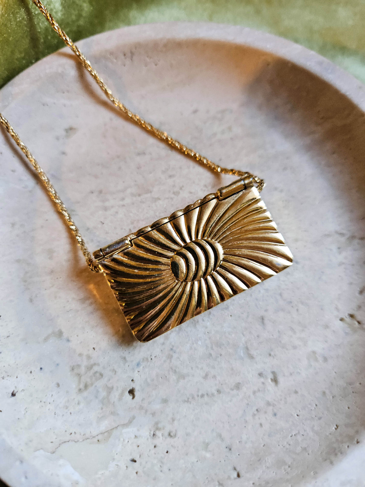 Collier Nina Ricci pendentif enveloppe & crystal transparent