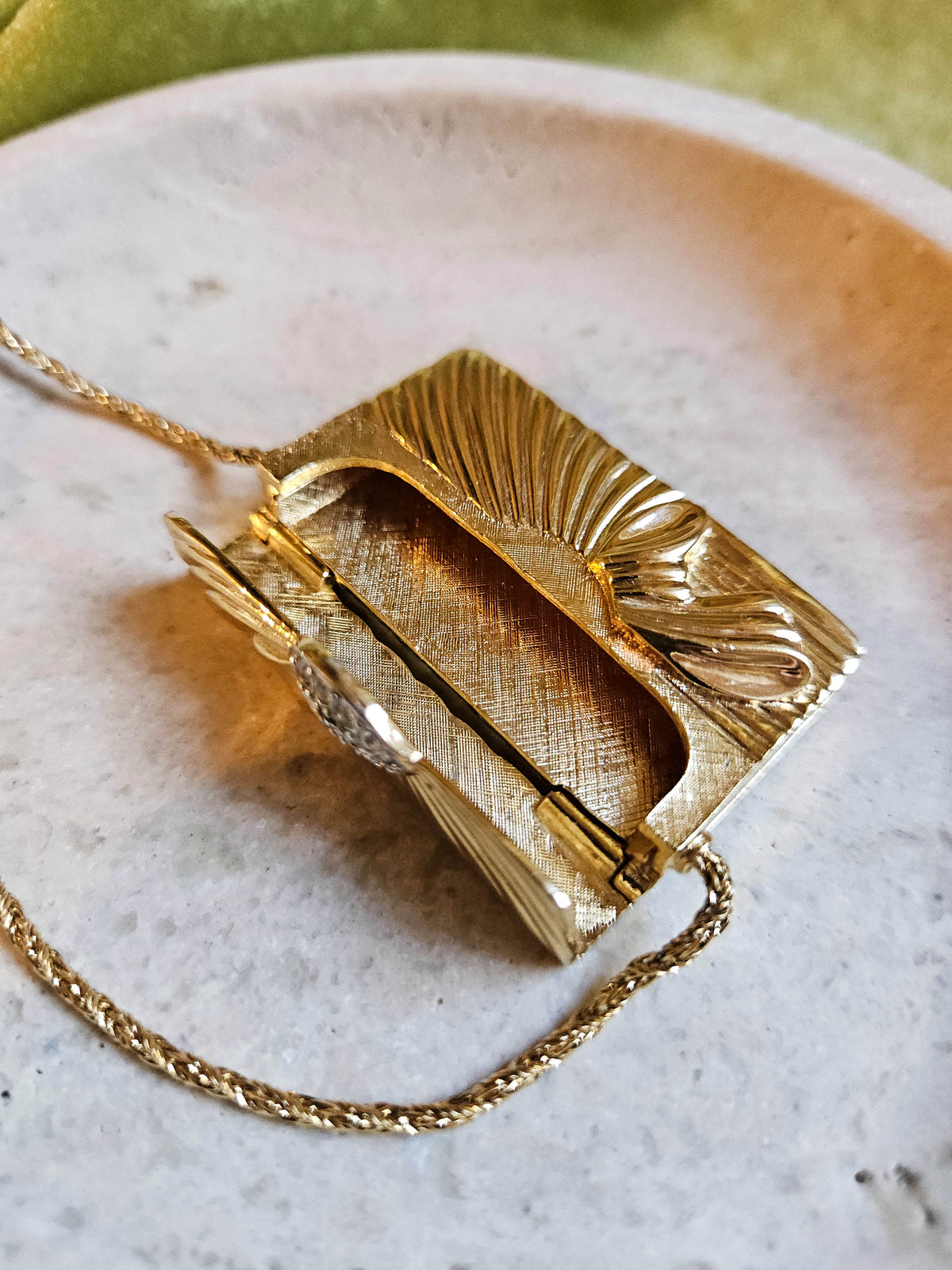 Collier Nina Ricci pendentif enveloppe & crystal transparent