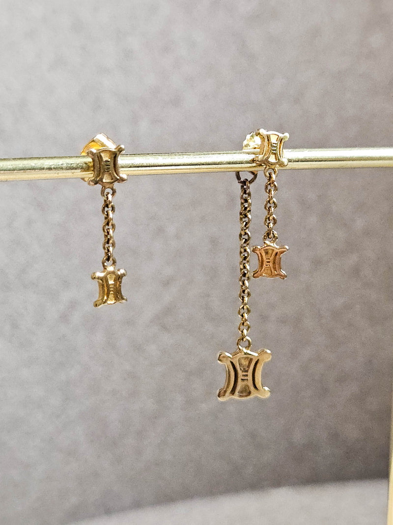 Boucles d’Oreilles Asymétriques Céline – Mini Logo Triomphe & Chaînette Jaseron