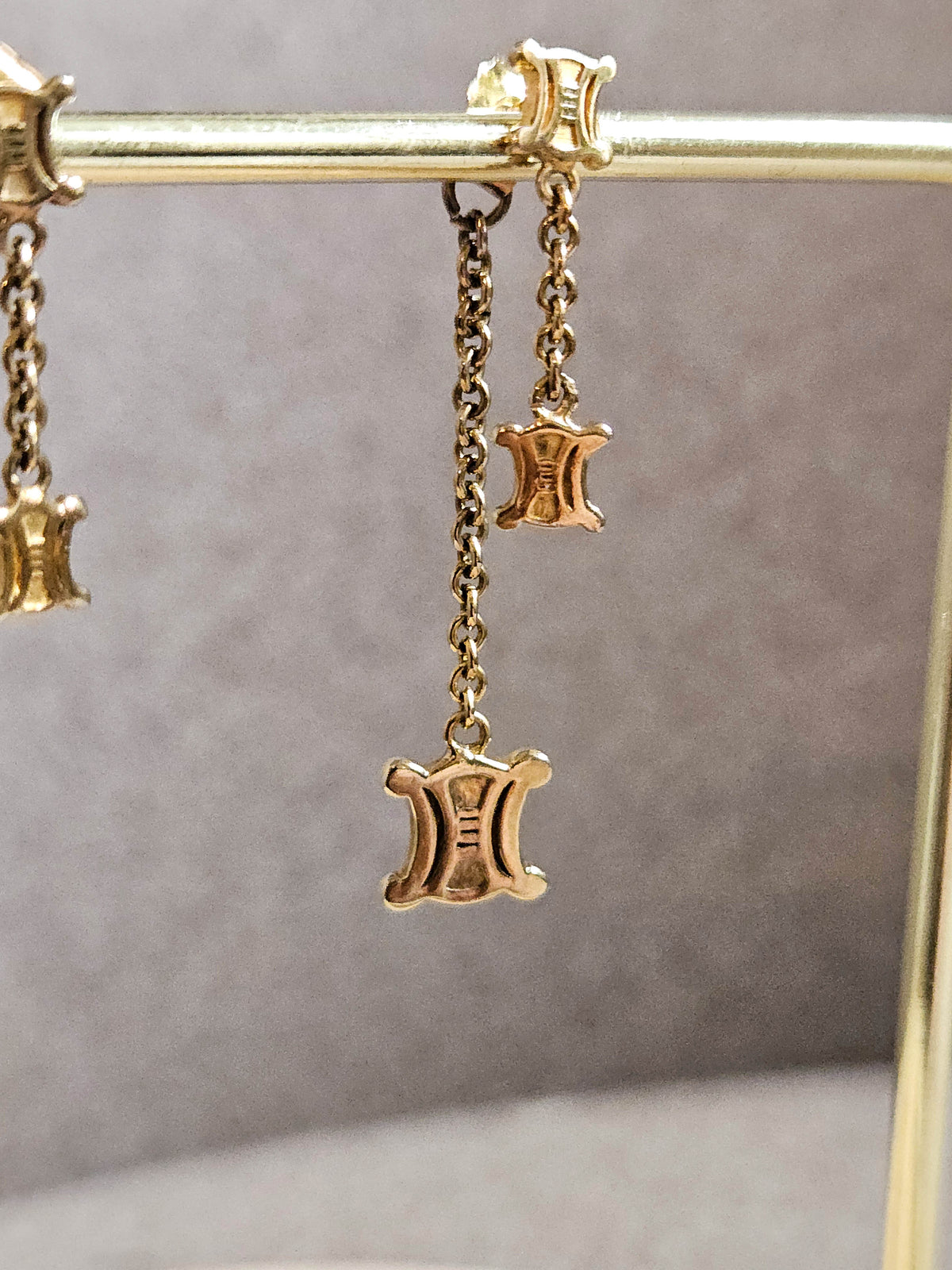 Boucles d’Oreilles Asymétriques Céline – Mini Logo Triomphe & Chaînette Jaseron