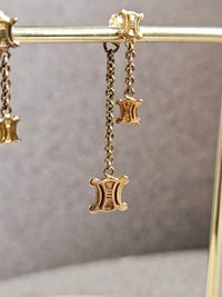 Boucles d’Oreilles Asymétriques Céline – Mini Logo Triomphe & Chaînette Jaseron