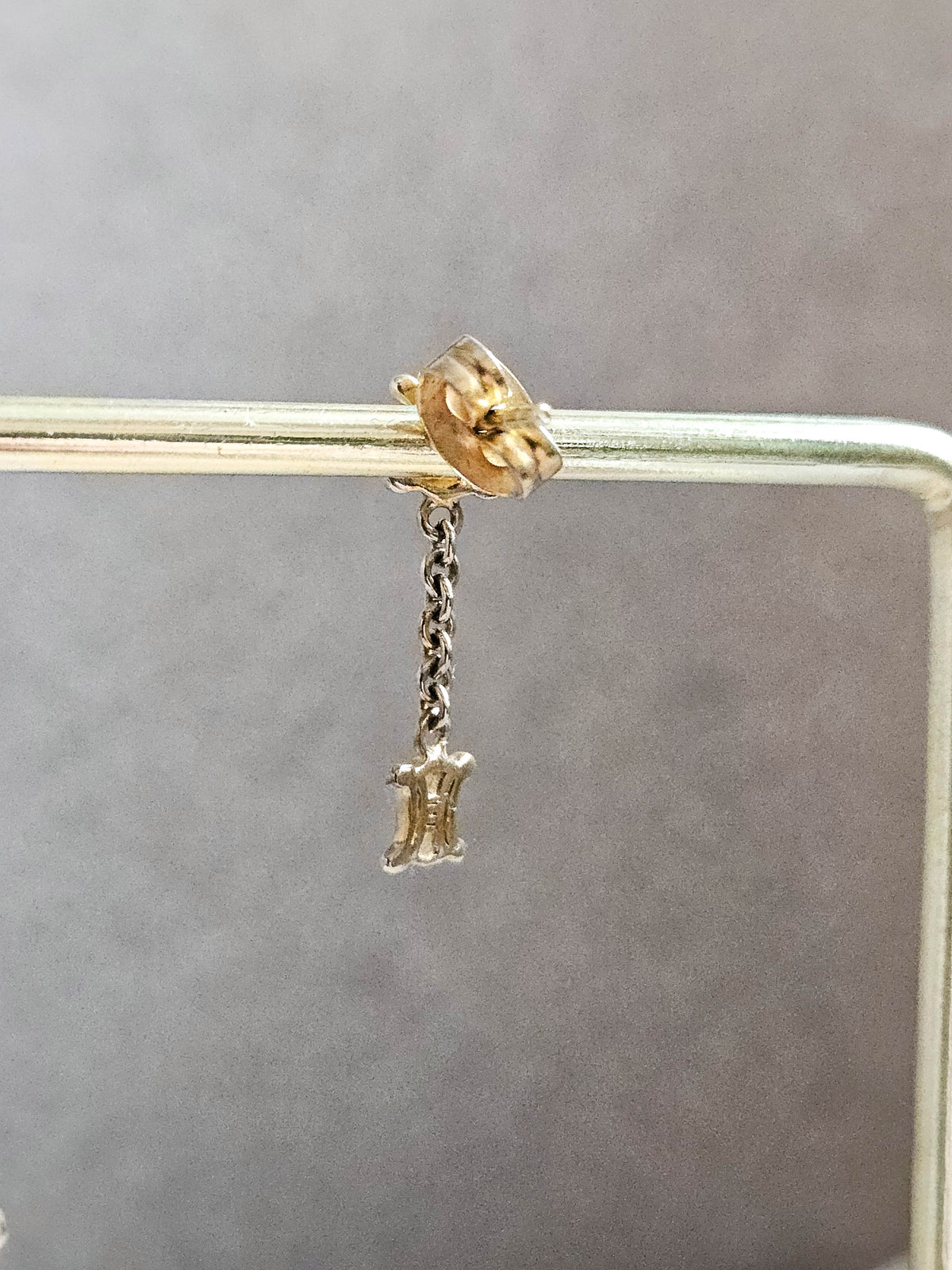 Boucles d’Oreilles Asymétriques Céline – Mini Logo Triomphe & Chaînette Jaseron