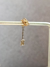 Boucles d’Oreilles Asymétriques Céline – Mini Logo Triomphe & Chaînette Jaseron