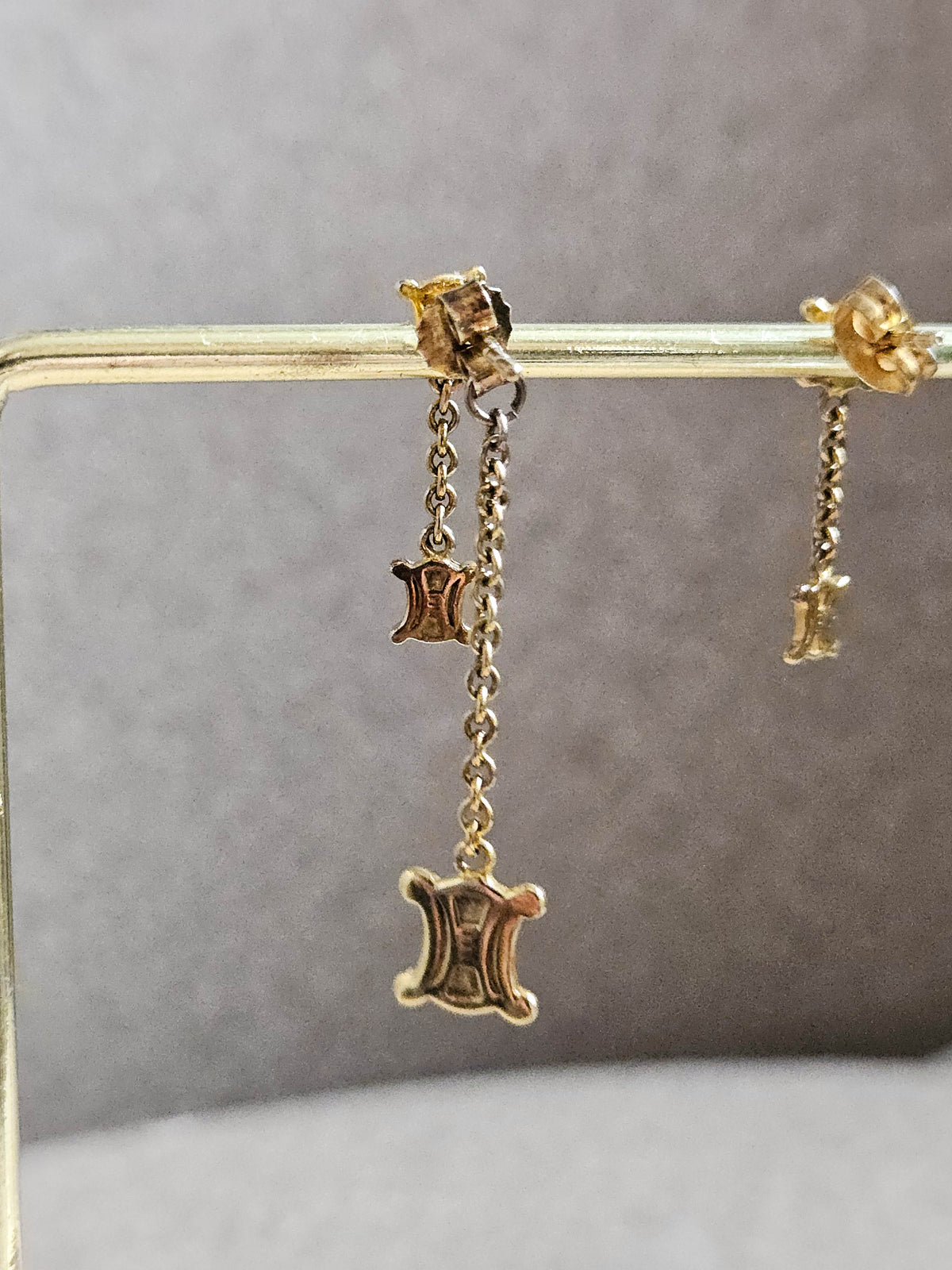 Boucles d’Oreilles Asymétriques Céline – Mini Logo Triomphe & Chaînette Jaseron