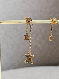 Boucles d’Oreilles Asymétriques Céline – Mini Logo Triomphe & Chaînette Jaseron