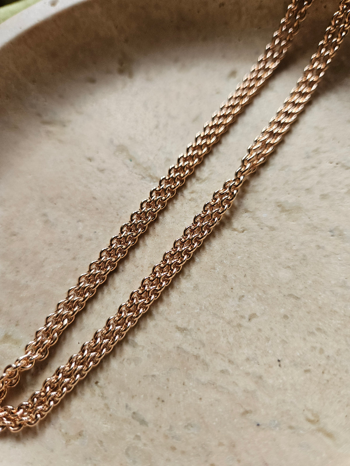 Collier Sautoir Dior Champagne Maille Jaseron avec Pendentif Abeille Pavé de Cristaux